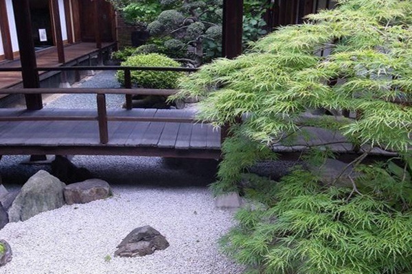 日式庭院设计风格与建筑之间的协调性
